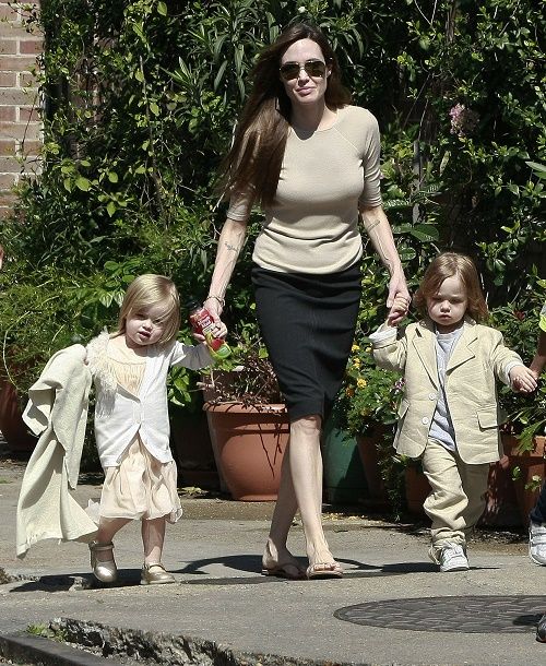 ஏஞ்சலினா ஜோலி பிராட் பிட்டுடன் குழந்தைகளைச் செல்வதைத் தடுக்கிறார்