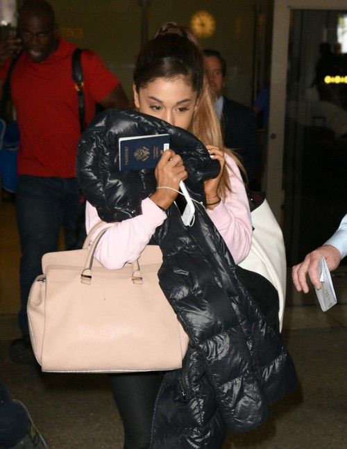 Ariana Grande bo plešala: Diva nosi ponarejen visok čop, da prikrije obliže in uničene lase?