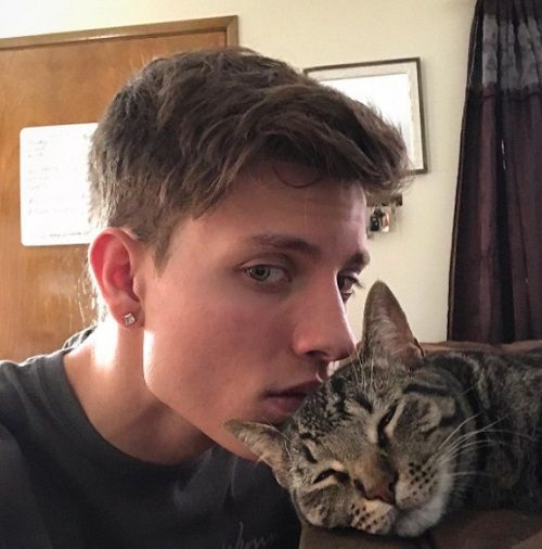 43 বছর বয়সী কেট বেকিনসেল একজন 21 বছর বয়সী কৌতুক অভিনেতার সাথে দেখা করছেন, দ্য জোকস অন অন!