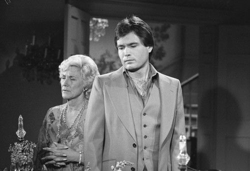 యంగ్ అండ్ రెస్ట్లెస్ స్టార్ బ్యూ కాజర్ 63 ఏళ్ళ వయసులో మరణించాడు - బ్రాక్ రేనాల్డ్స్ నటుడు మరణించాడు