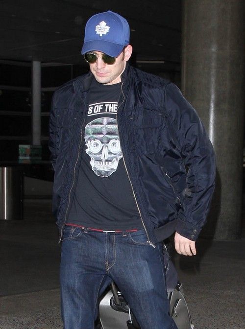 Chris Evans llega en un vuelo a LAX