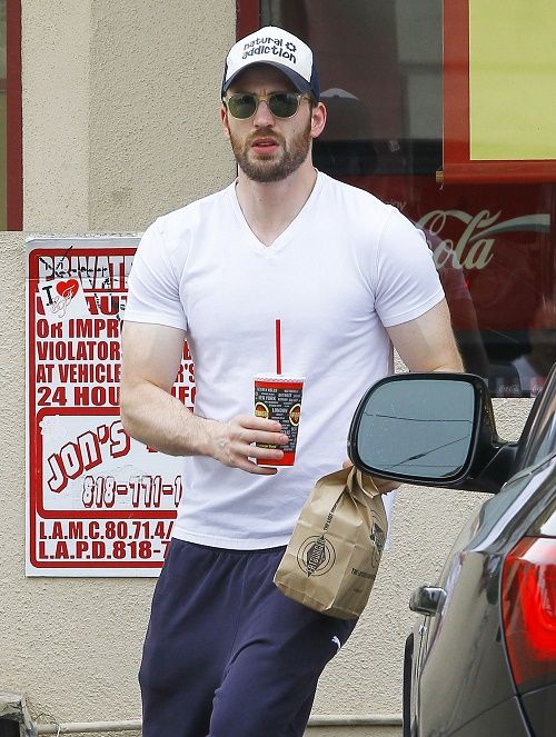 Exclusivo ... Chris Evans toma una hamburguesa para llevar