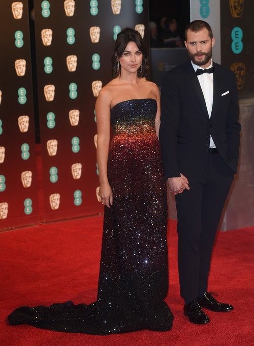 ஜேமி டோர்னன் மற்றும் மனைவி அமெலியா வார்னர் BAFTA வின் சிவப்பு கம்பளத்தில் அசableகரியமான தோற்றம்