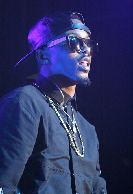 August Alsina vẽ trên sân khấu trong suốt