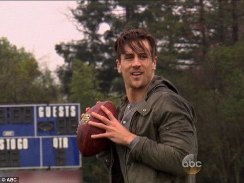 Aaron Rodgers eliminou a família, faltou ao funeral do avô: Olivia Munn To Blame, Not Jordan Rodgers