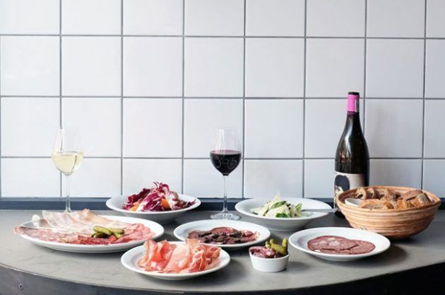 κρασί και αλλαντικά