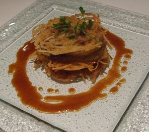 mille feuille dari foie gras dengan apel karamel dalam saus Calvados