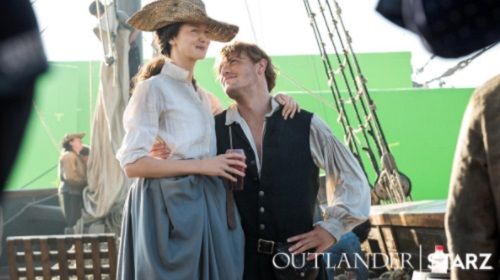 Sam Heughan priznáva, že intímne scény s Caitrionou Balfeovou sú pre sezónu 3 Outlander náročné.