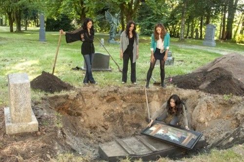 Brujas del East End RESUMEN 13/10/13: Temporada 1 Episodio 2 Marilyn Fenwick, R.I.P.