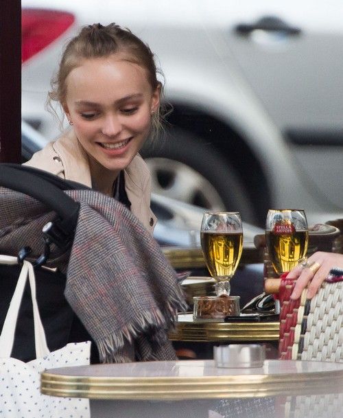 فانيسا باراديس وليلي روز ديب يشعران بالاشمئزاز من جوني ديب وآمبر هيرد؟ (الصور)