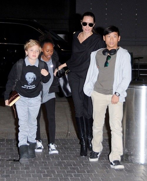 ¿Angelina Jolie despide a la niñera coqueta y amenaza con divorciarse de Brad Pitt después de un lío desnudo?