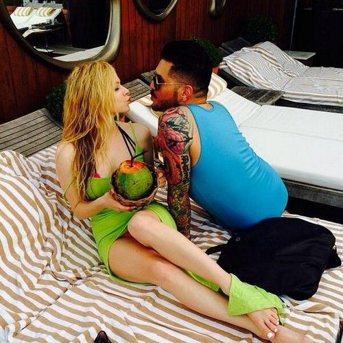 Avril Lavigne và Chad Kroeger Chia tay và ly hôn Lùm xùm về cáo buộc gian dối - Nhẫn cưới tắt?