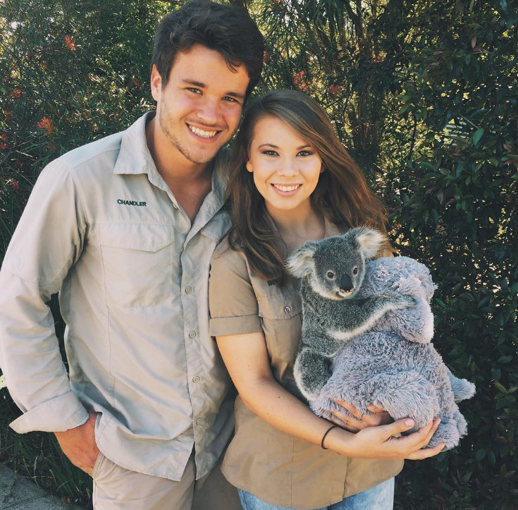 Bindi Irwin ย้ายไปอยู่กับแฟนหนุ่ม Chandler Powell: น้องชายคนเล็ก Robert Irwin เดินตามรอยเท้าของ Steve Irwin