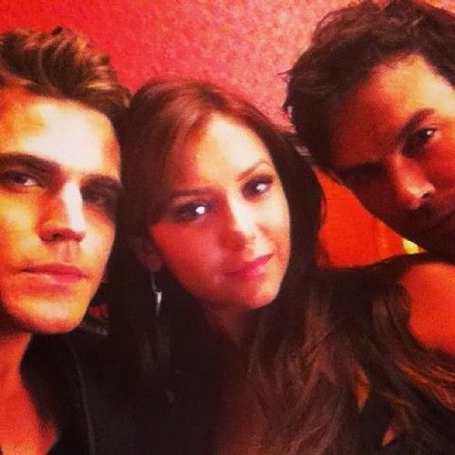 Ian Somerhalder og Nina Dobrev Fortsæt Twitter Flirt - Reunion Rumors On The Vampire Diaries Set