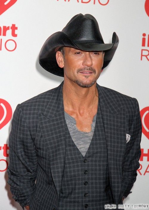 Тим МакГроу и Фейт Хилл разводятся и разводятся: Тим снимает обручальное кольцо, и брак рушится