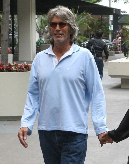 Eric Roberts reacciona davant la mort per sobredosi de la germana més jove, Nancy Motes, problemes compartits de drogues