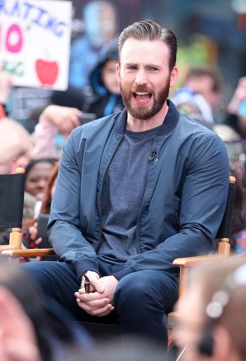 Įžymybės asmens sargybinis tvirtina, kad kokainą nusipirko Chrisui Evansui, Johnui Mayeriui ir Barronui Hilton, dirbančiam Barry Mullineaux