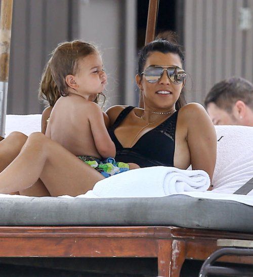 קורטני קרדשיאן בהריון עם תינוק מס '4 - שימוש בסקוט דיסיק לעזרה בהריון? (תמונות)