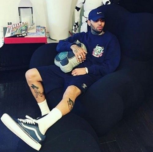 Chrisas Brownas atrodo pavojingai plonas: dainininkas sukuria naujų sveikatos problemų dėl naujų nuotraukų