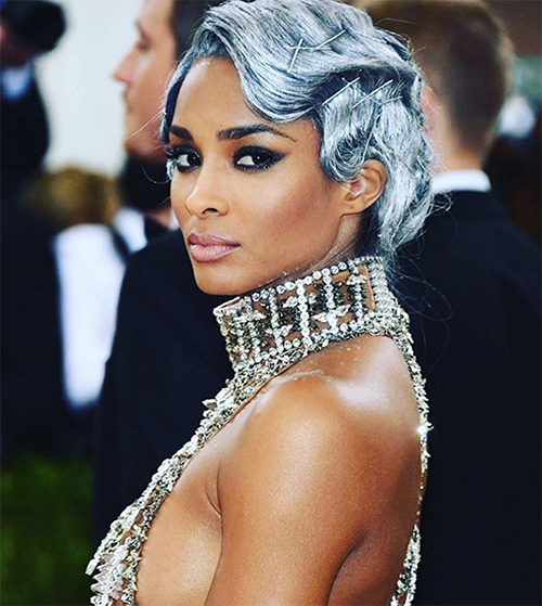 Russell Wilson betrügt Ciara: MTO berichtet, dass NFL-Spieler mit heißem Model hinter Ciaras Rücken herumschleichen?