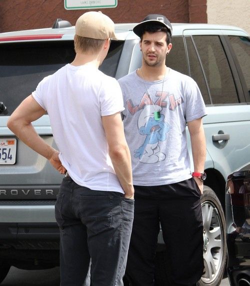 الرقص مع النجوم ديريك هوغ ومارك بالاس يبيعان المنزل بدلاً من الخروج كزوجين مثليين؟ (الصور)