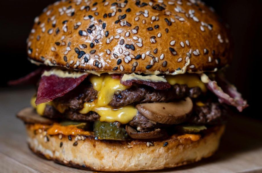 Kaip susieti vyną su mėsainiais...