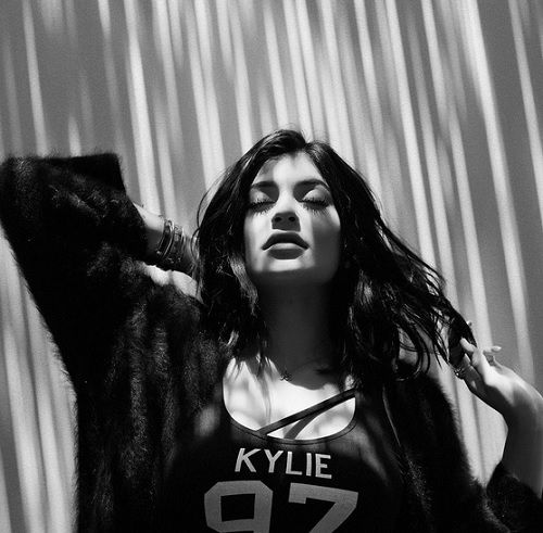 Kylie Jenner Nude Pictures Hitting The Web Pagkatapos ng Ika-18 Kaarawan: Nais ni Kris Jenner na Masira ang Internet Tulad ni Kim Kardashian