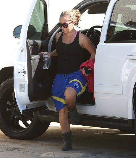 हबी हैंक बास्केट और ट्रांससेक्सुअल मॉडल को धोखा देने के बारे में केंद्र विल्किंसन ने प्रशंसकों से झूठ बोला - अज्ञानता का दावा!