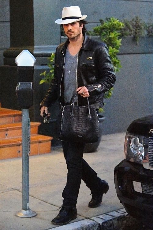 イアン・サマーホルダーの婚約者ニッキー・リードは、ヴァンパイア・ダイアリーズシーズン7でニーナ・ドブレフと一緒に居心地が良すぎることを恐れています–彼女は不安です！