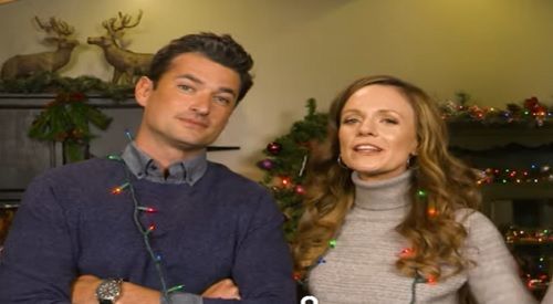 „Hallmark“ kanalo naujienos: Rachel Boston ir Wesas Brownas filme „Check Inn To Christmas“