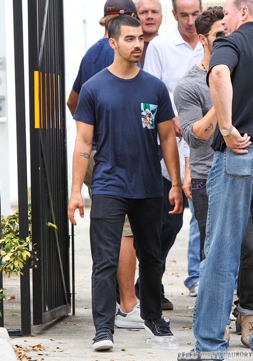 Joe Jonas Ehdottomasti Gay - Jonas Brothers keskustelevat homohuhuista