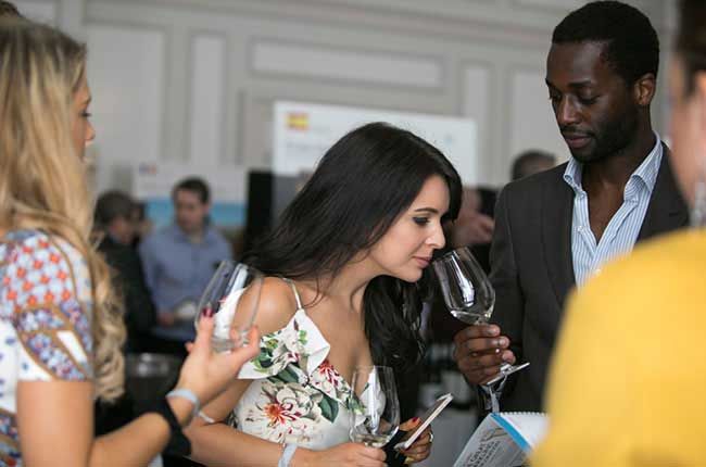 Jusqu'où devriez-vous mettre votre nez dans le verre? - demander à Decanter...