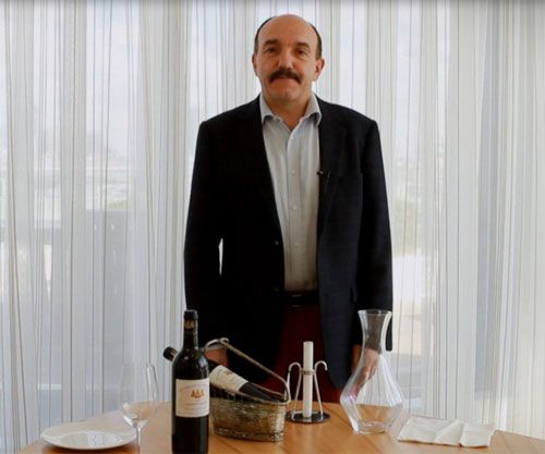 Video: Wie man Vintage Port dekantiert...