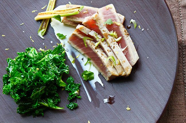 Tuna yang dihiris dan diperap dengan kangkung panggang