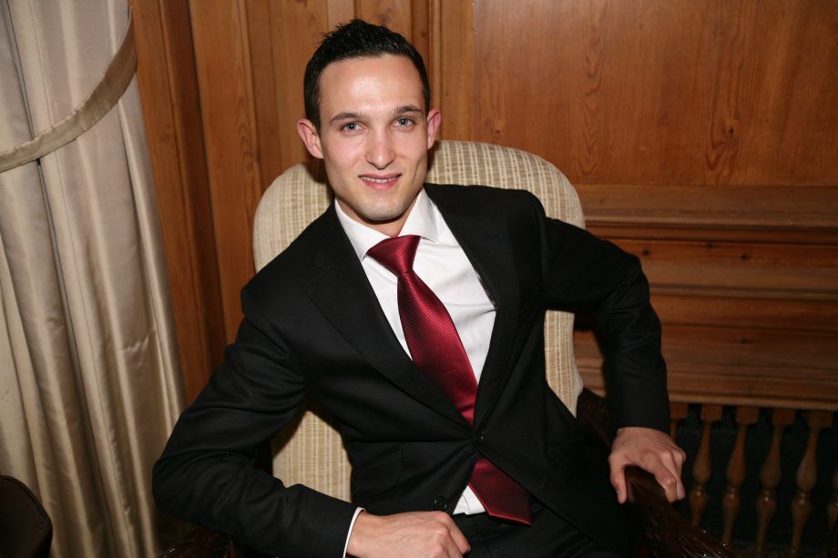 اختير Loic Avril من Fat Duck كأفضل ساقي في العالم شاب...