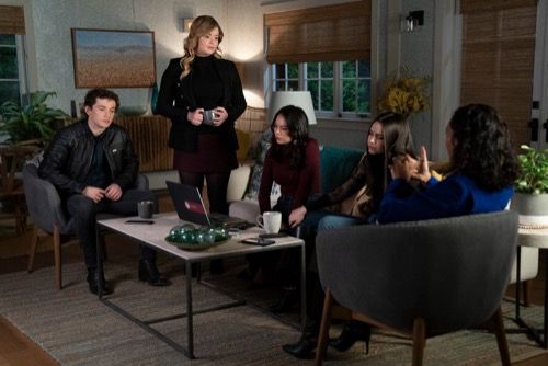 Récapitulatif final de Pretty Little Liars: The Perfectionists 22/05/2019: Saison 1 Épisode 10 Entrez le professeur