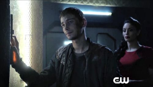 100 இறுதி முடிவை - கிளார்க் உலகை காப்பாற்றுகிறார் - 6 மாதங்களில் அழிவு: சீசன் 3 எபிசோட் 16 வக்கிரமான நிறுவல்: பகுதி இரண்டு