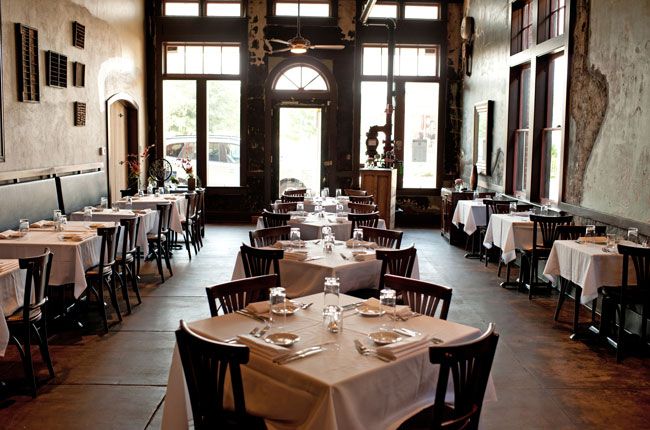 مسارات الطعام: مكان تناول الطعام في نيو أورلينز r n لويزيانا عبارة عن قدر طهي رائع من التأثيرات المهاجرة والاستعمارية ، والتي تتجلى في تناول المأكولات المحلية في نيو أورليانز للمأكولات الكريولية ،...