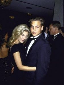 نيك سافالاس: صديق توري سبيلينج السابق كان مسيئًا!