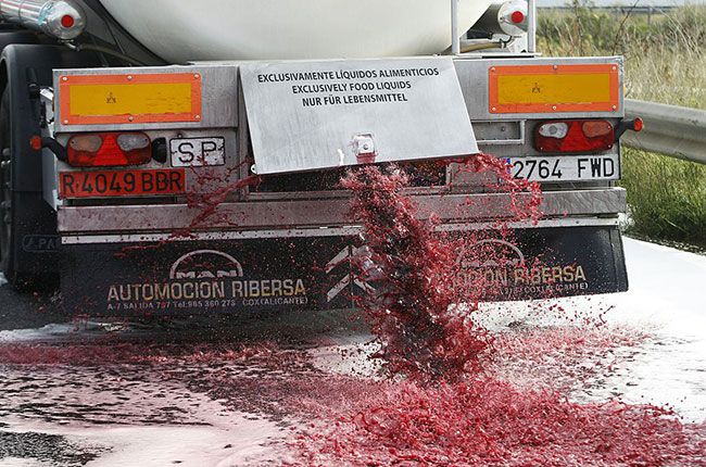 화가 난 프랑스 와인 메이커들이 스페인 트럭을 공격하고 창고를 막다...